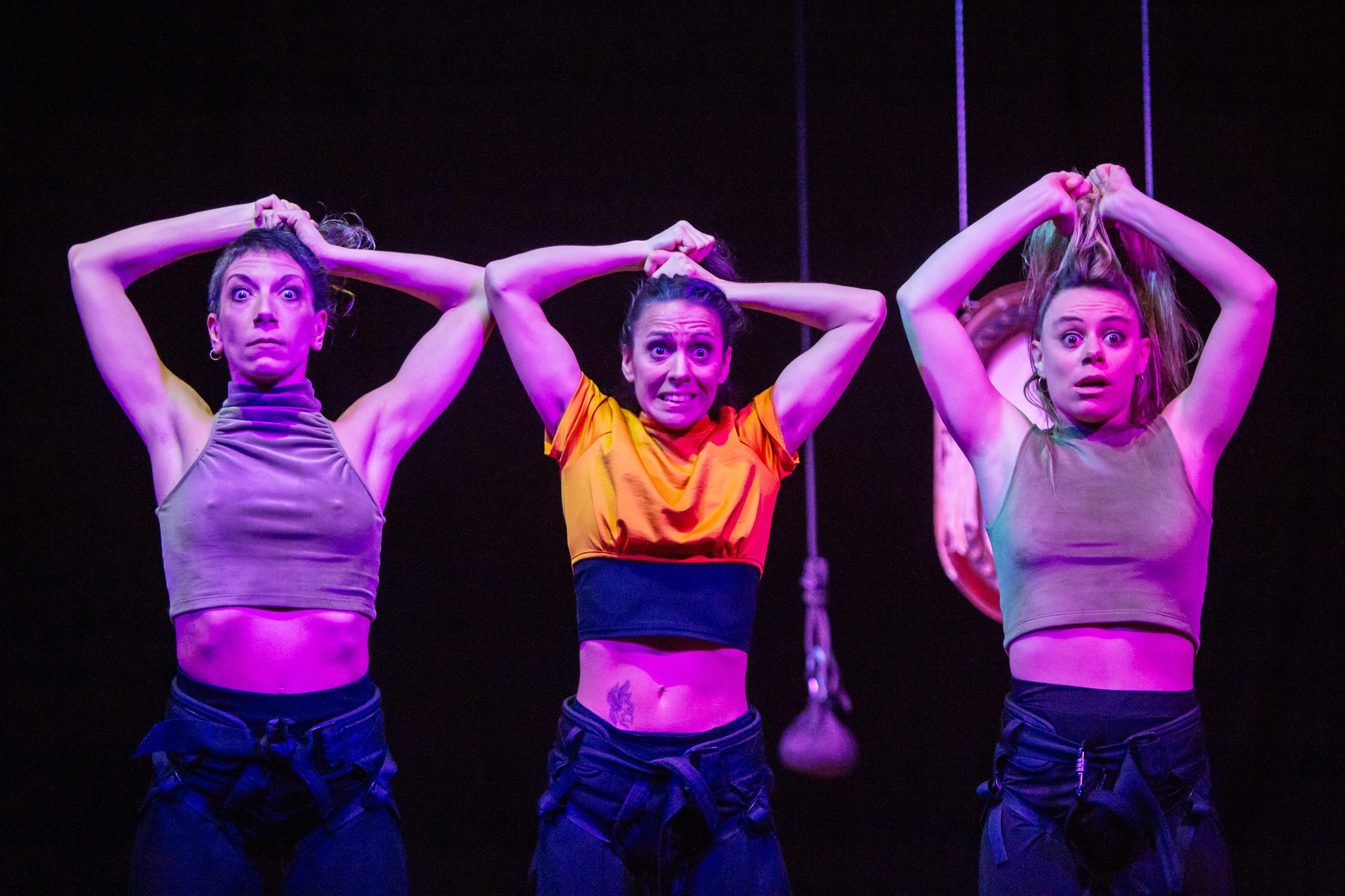Descubre la Innovadora Obra de Danza Aérea y Teatro Físico que Rompe Estereotipos