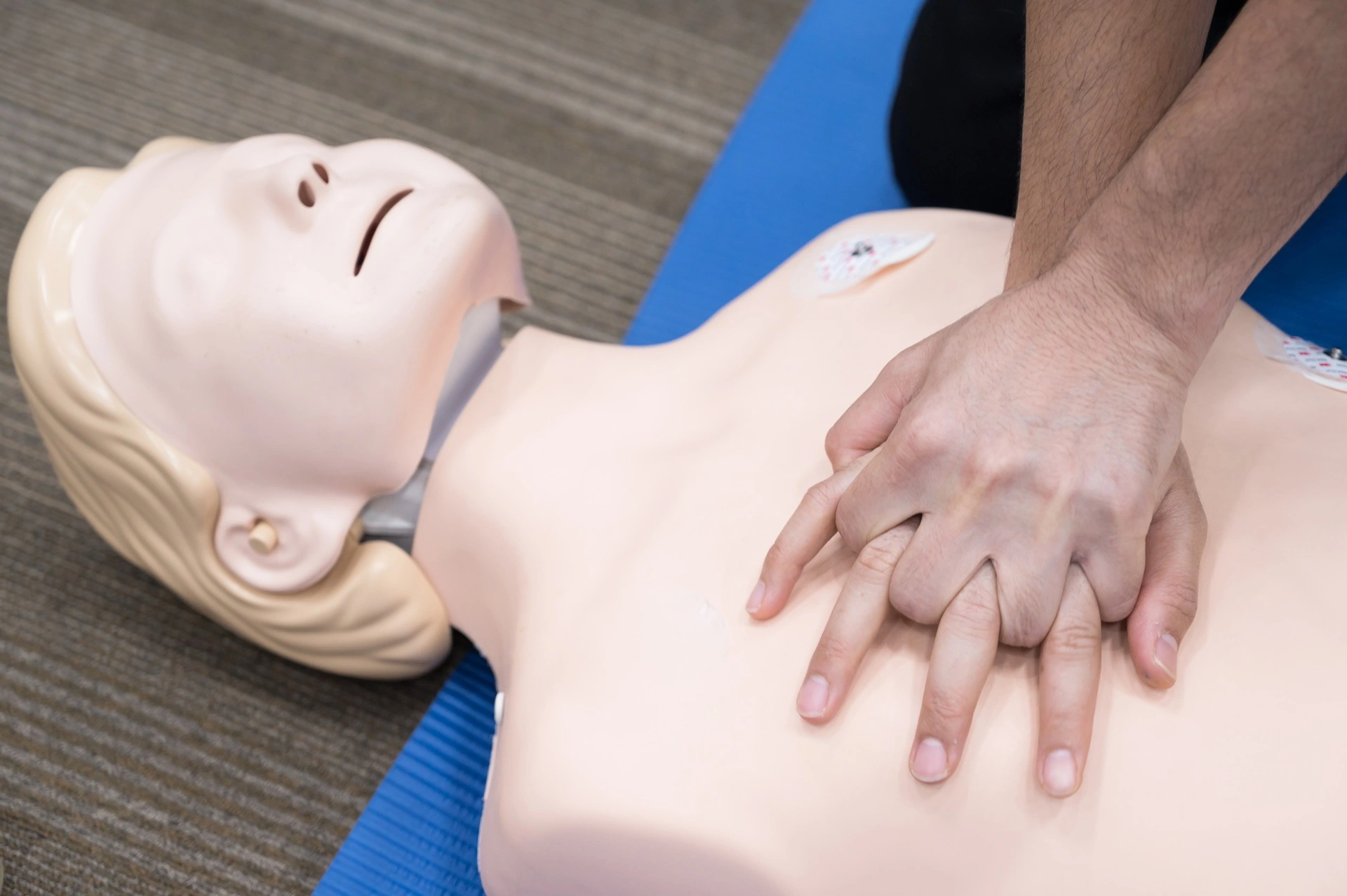 Aprende la maniobra de Heimlich y salva vidas en situaciones de atragantamiento