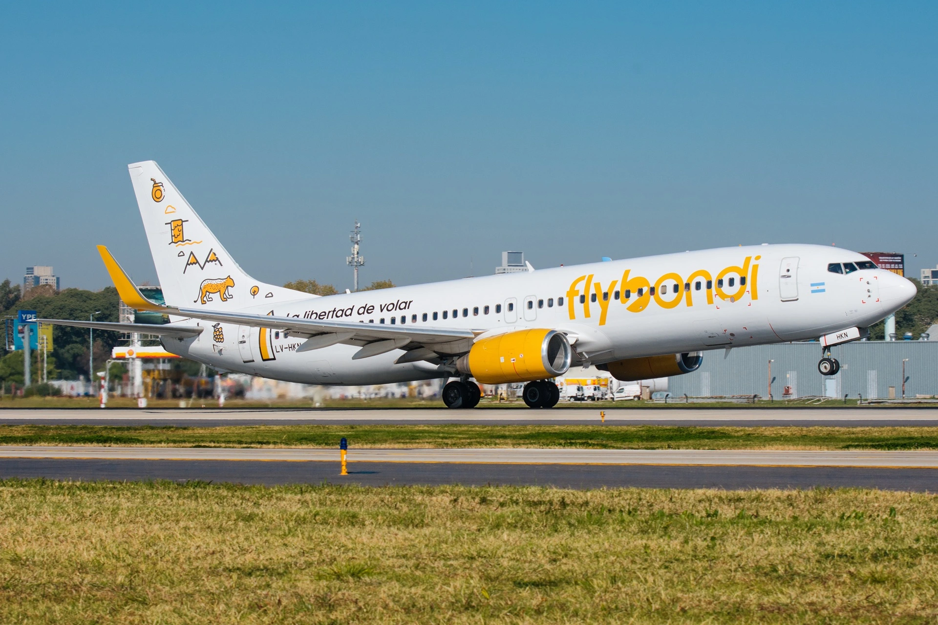 Flybondi introduce pago en dólares con tarjeta de débito para vuelos internacionales